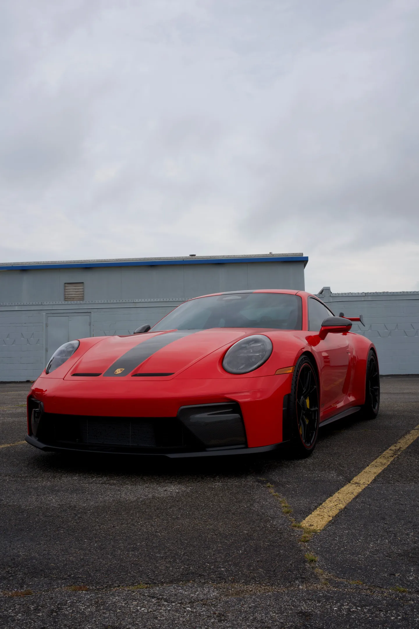 Une Porsche 911 GT3 rouge vue de face