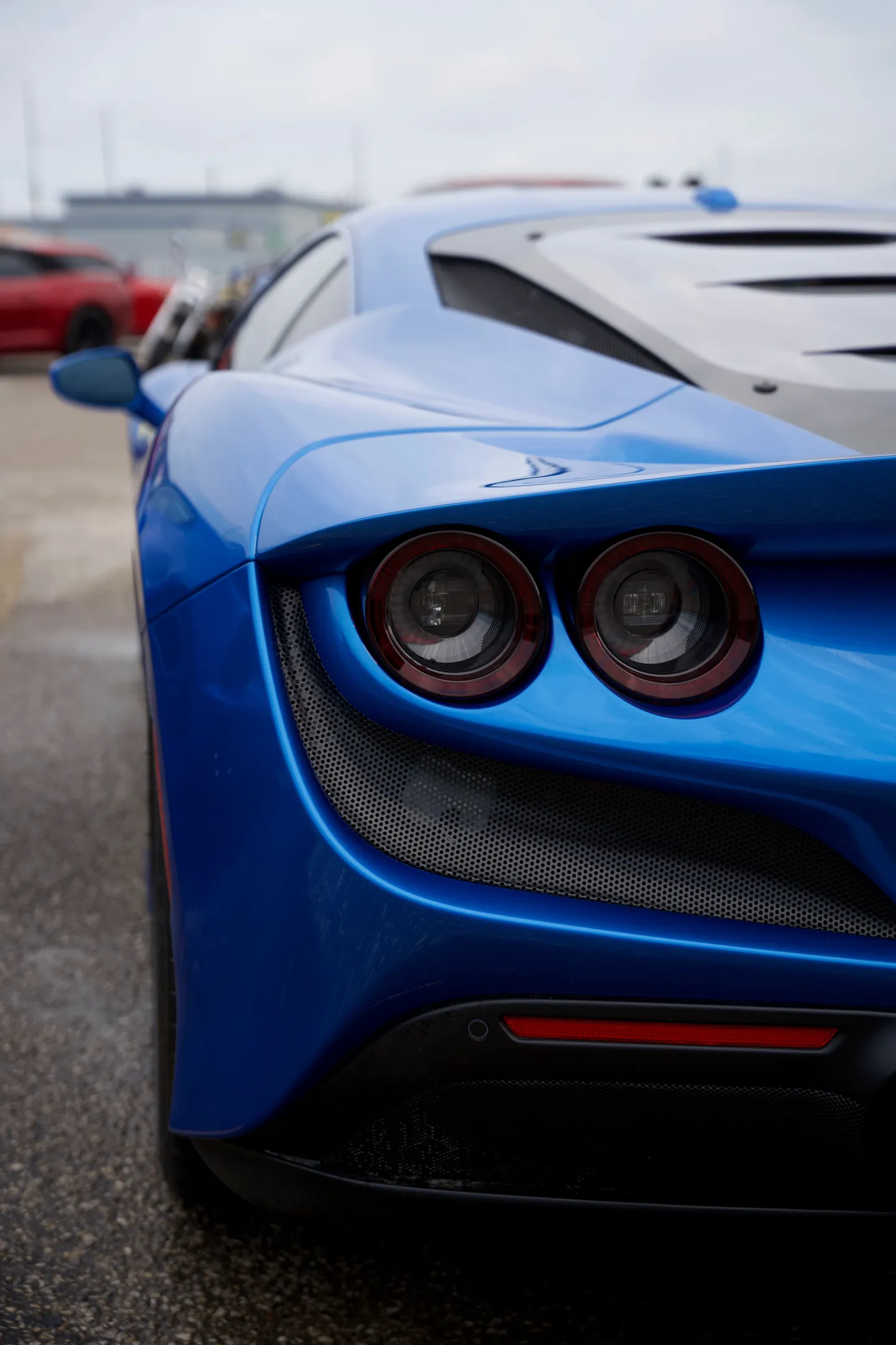 L’arrière d’une Ferrari bleue et ses feux ronds