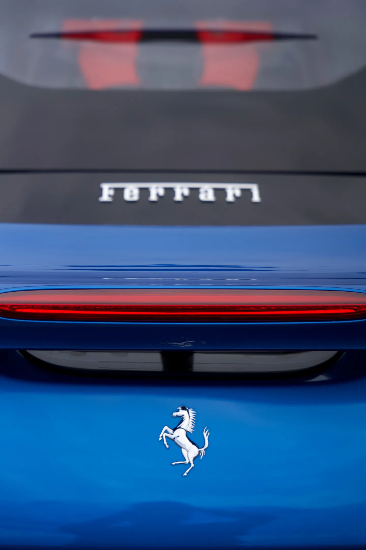 Le cheval cabré à l’arrière d’une Ferrari bleue