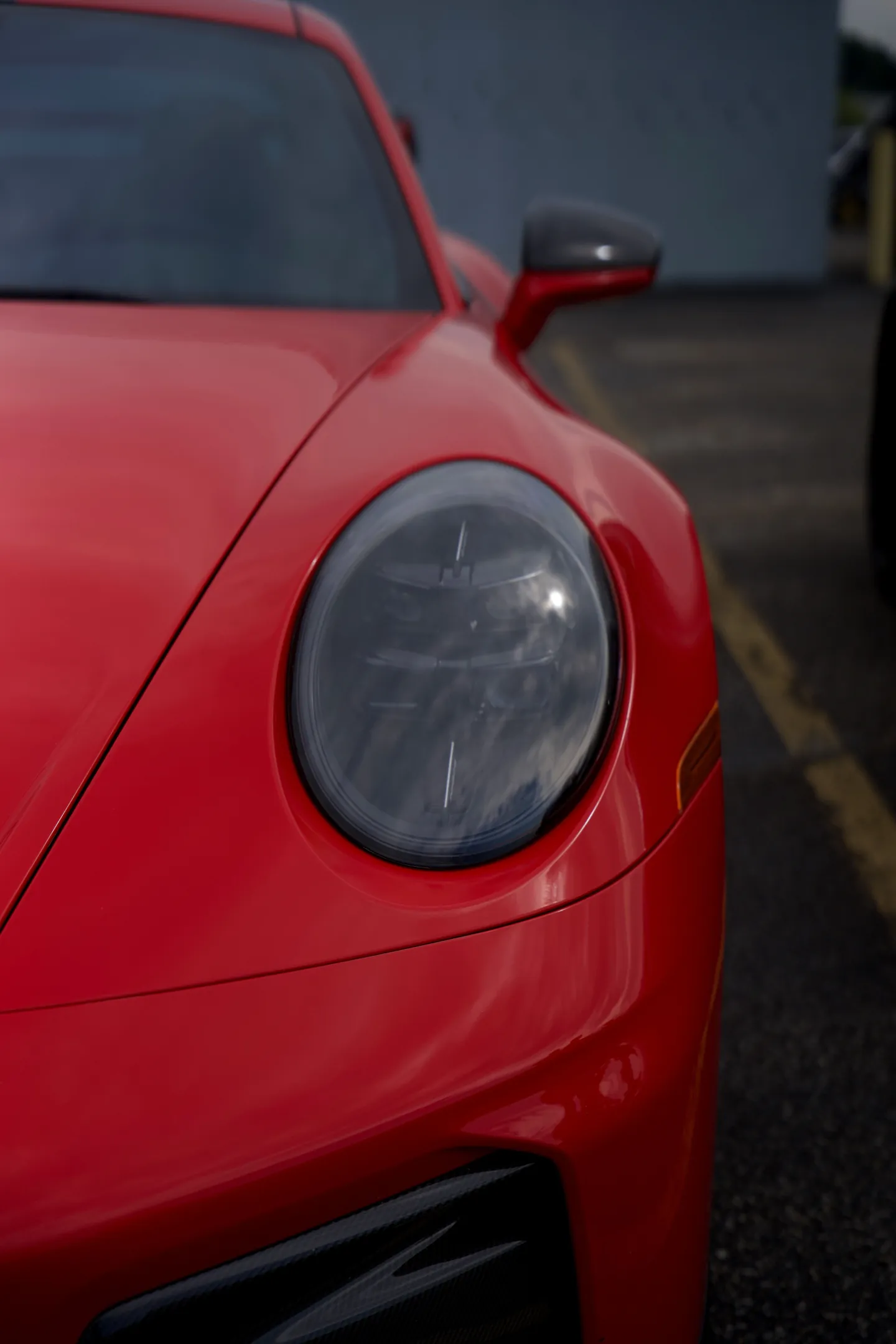 Le phare avant d’une Porsche rouge