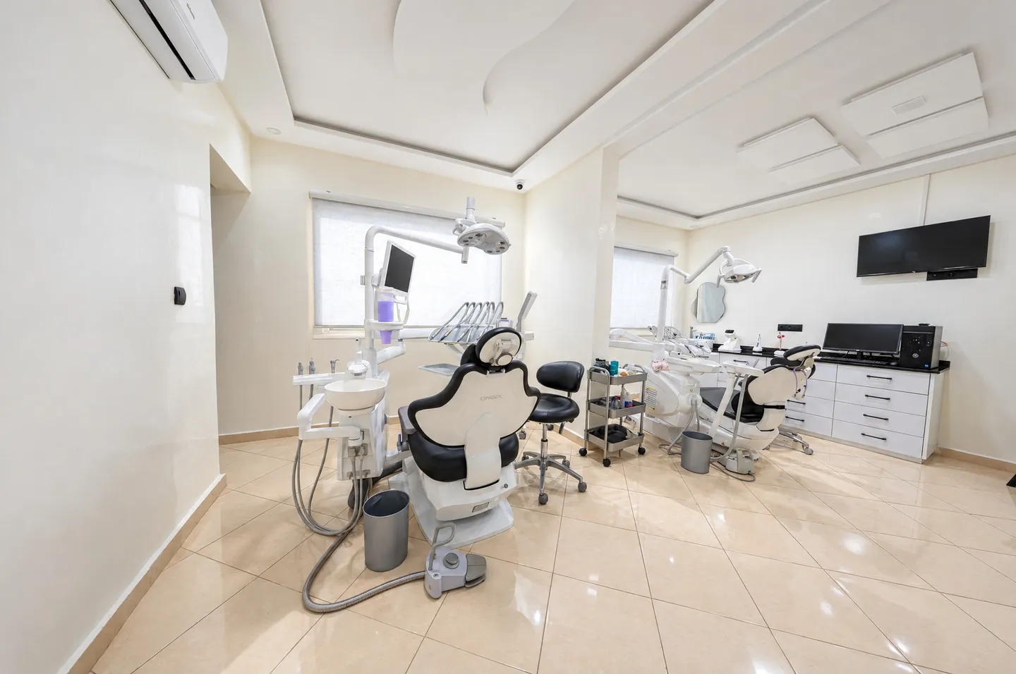 Une salle de soins et ses deux fauteuils