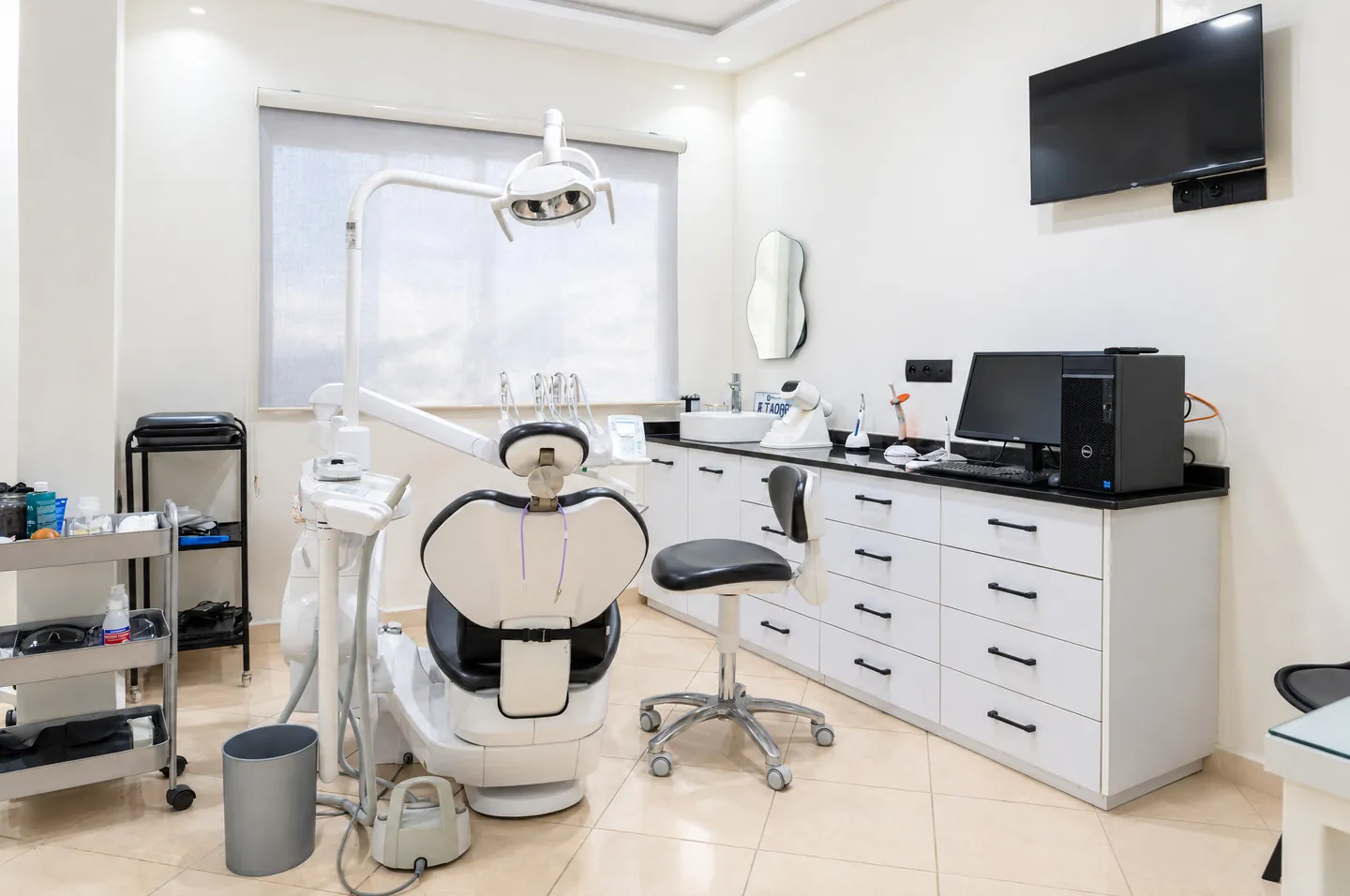Un fauteuil de soins près de la fenêtre